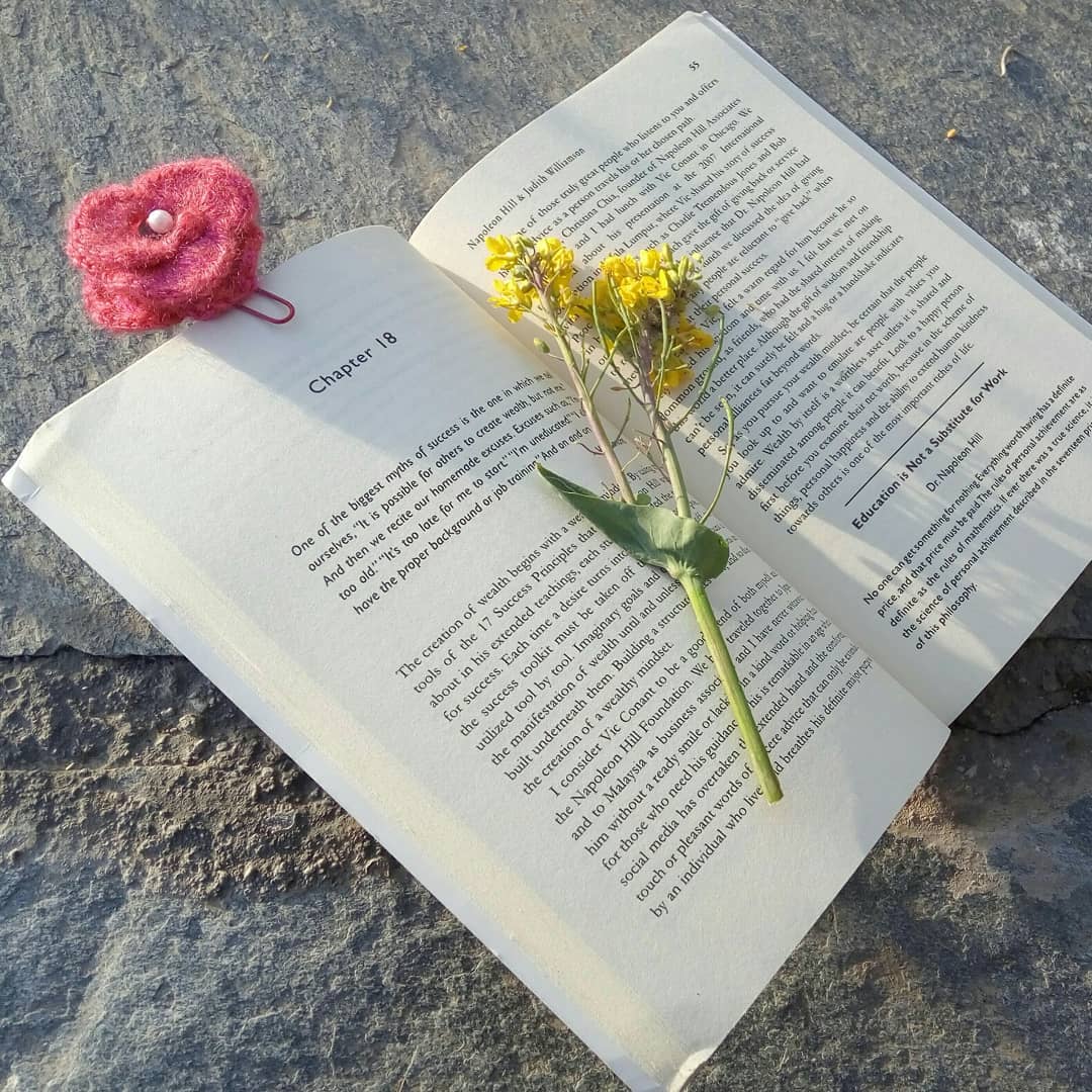 Pink Crochet, pin bookmark.